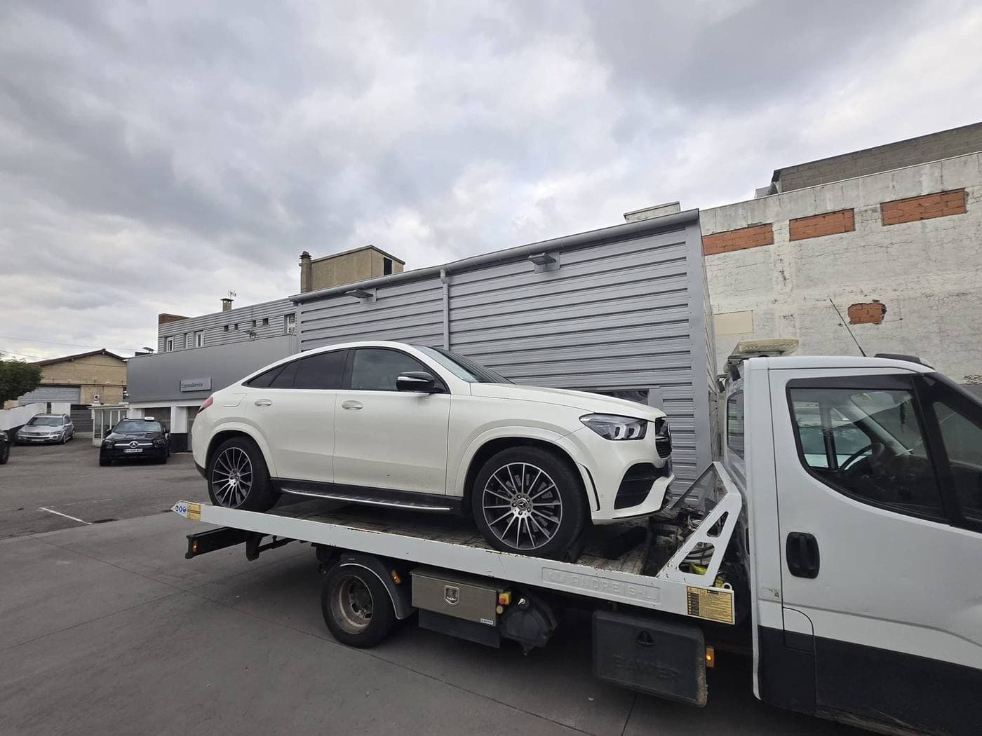 SUV chargé sur le plateau d'un dépanneur partenaire · Dépannage auto à Mamoudzou (97600)