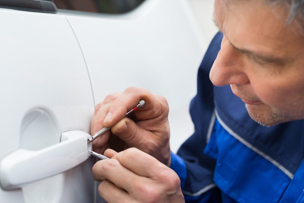 Clés enfermées dans la voiture, que faire concrètement Clés enfermées dans la voiture solutions pratiques
