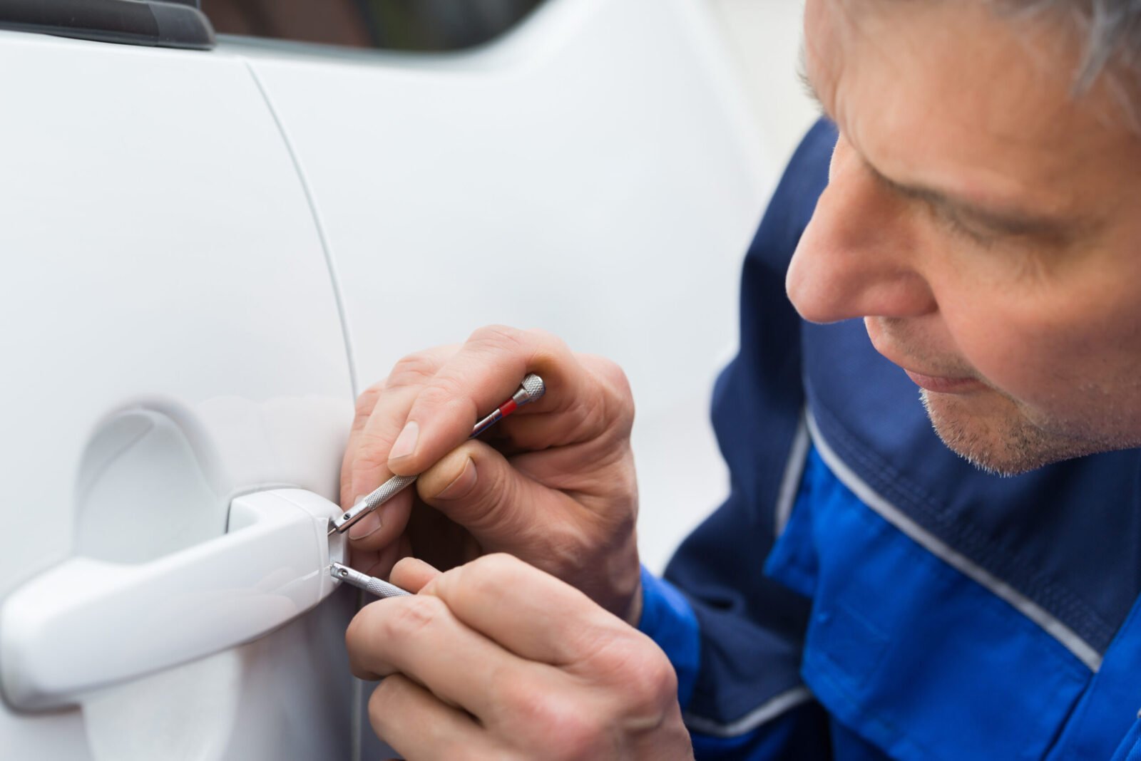 Clés Enfermées dans la Voiture : Toutes les Solutions et Ce Que Ça Coûte