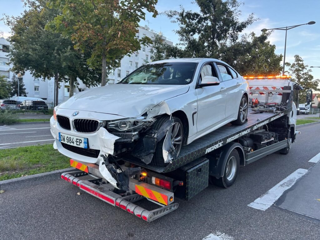 Réflexes de sécurité en cas de panne ou accident - automobiliste protégé à l'écart de la chaussée