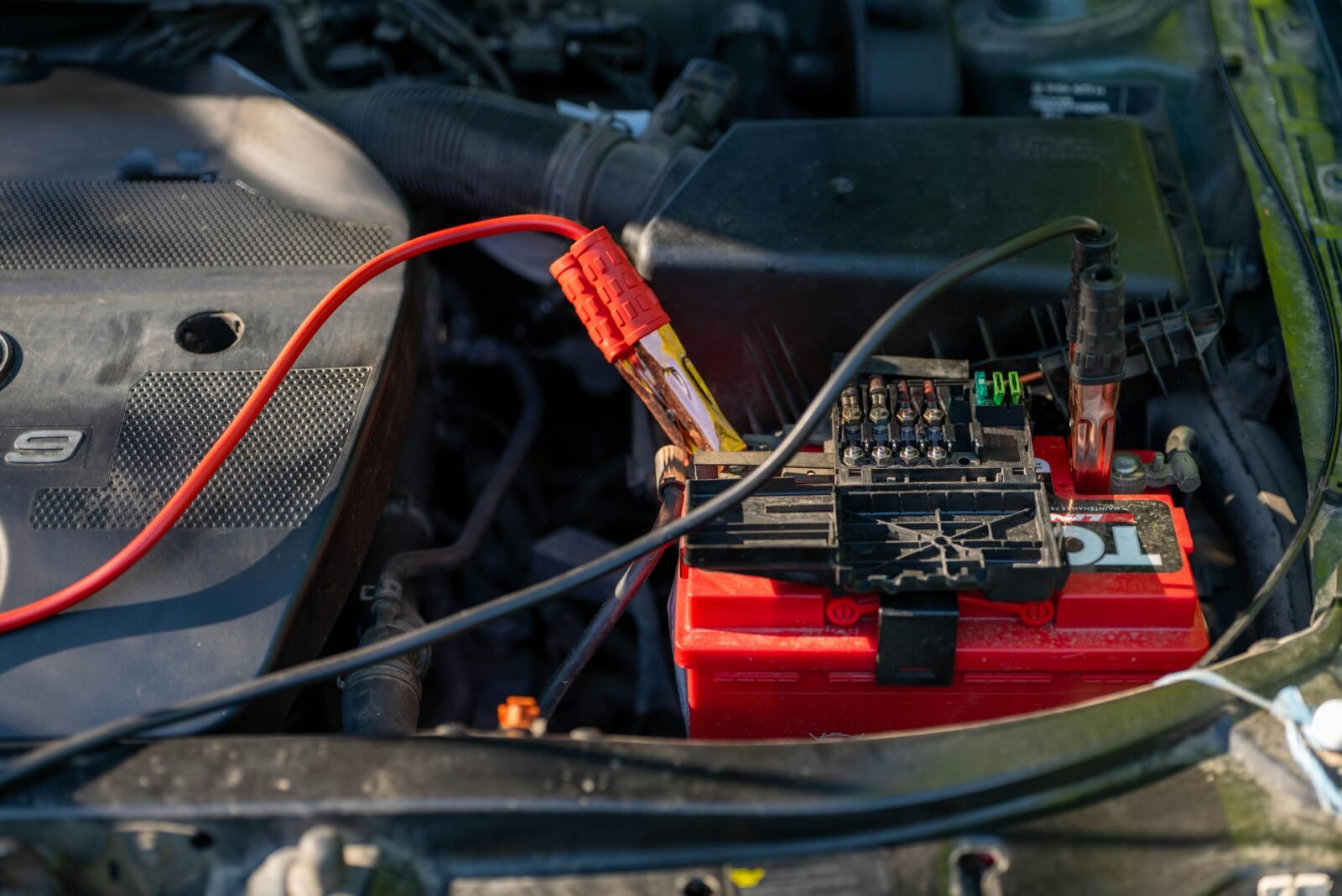 Batterie de voiture avec pinces de test connectées pour diagnostic de charge