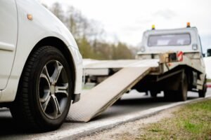 Ma voiture refuse de démarrer : que faire avant d’appeler