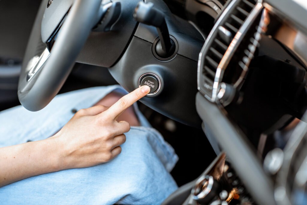 Bouton démarrage allumé au tableau de bord d'une voiture moderne