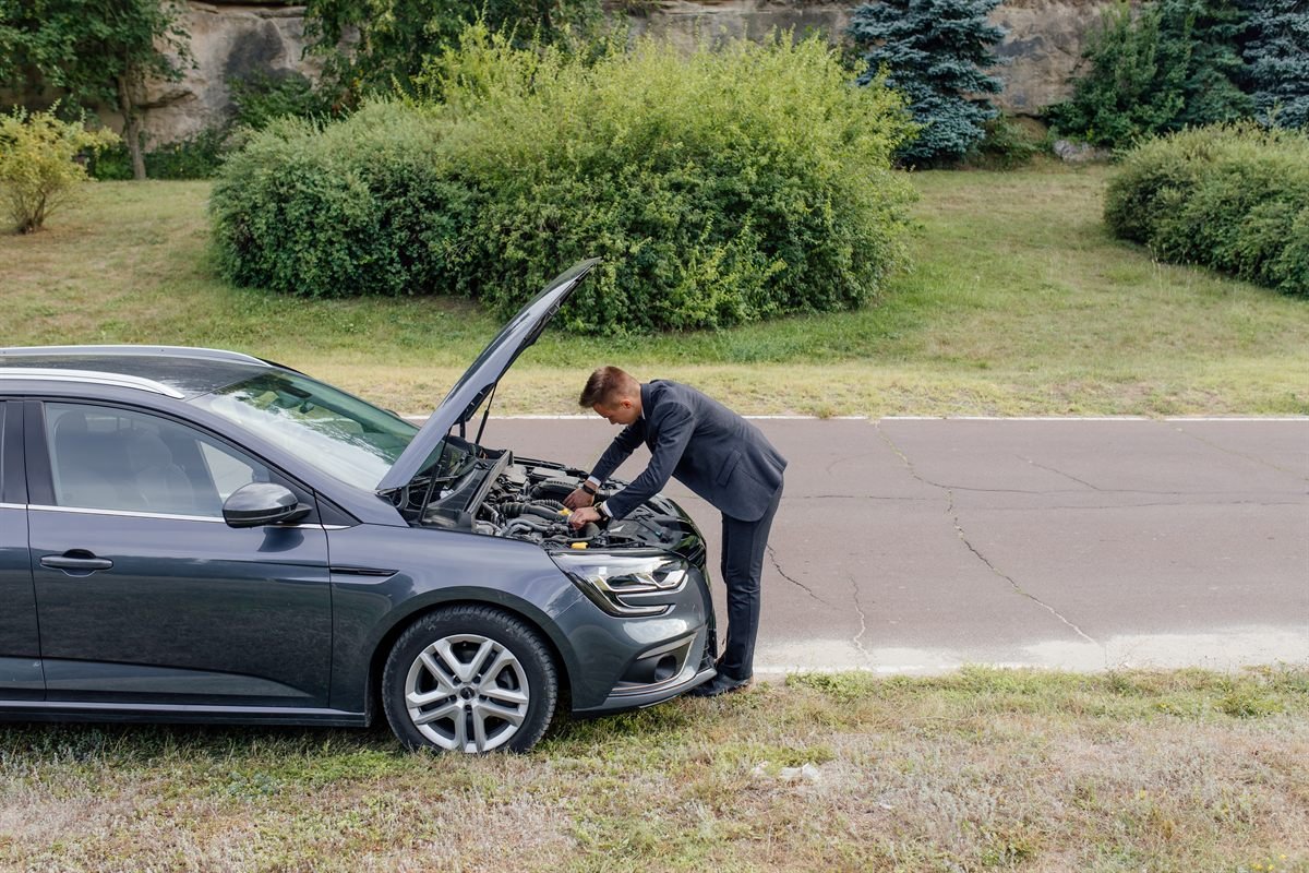 Technicien en intervention de dépannage auto au bord de la route