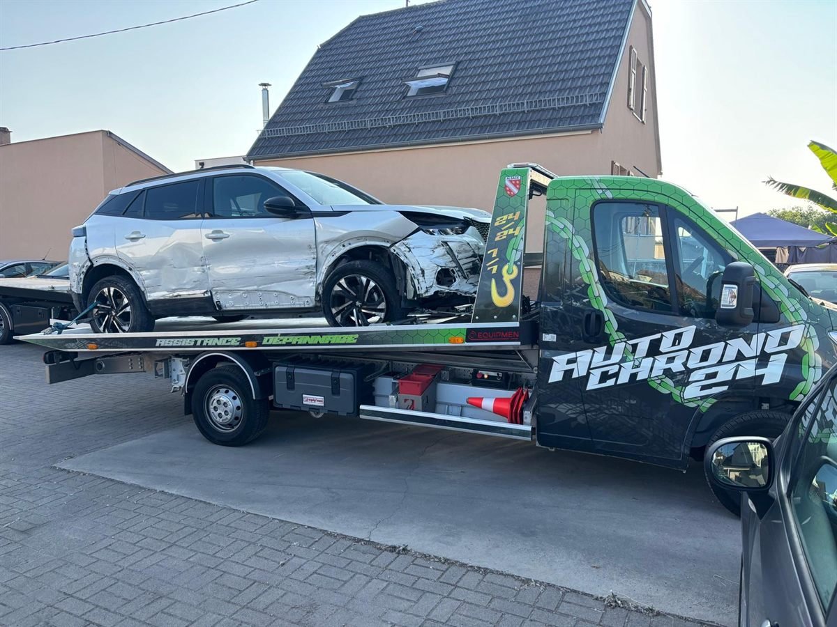 Voiture accidentée et hors d'usage chargée sur un plateau pour enlèvement par un épaviste
