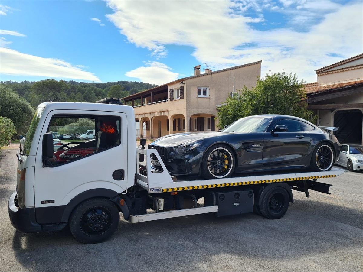 Mercedes-AMG GT chargée sur le plateau d'un dépanneur partenaire du réseau