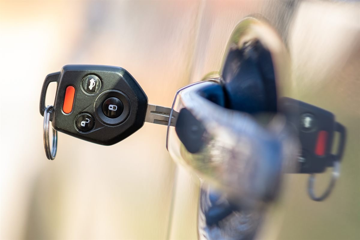 Ouverture non destructive de la portière d'une voiture après des clés enfermées