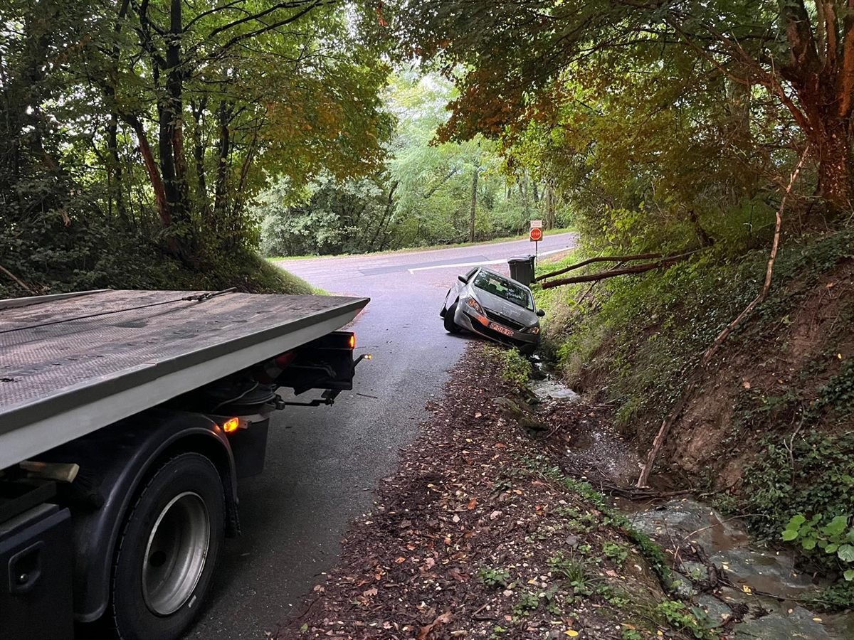 Voiture à l'avant endommagé après un accident, en attente d'un remorquage