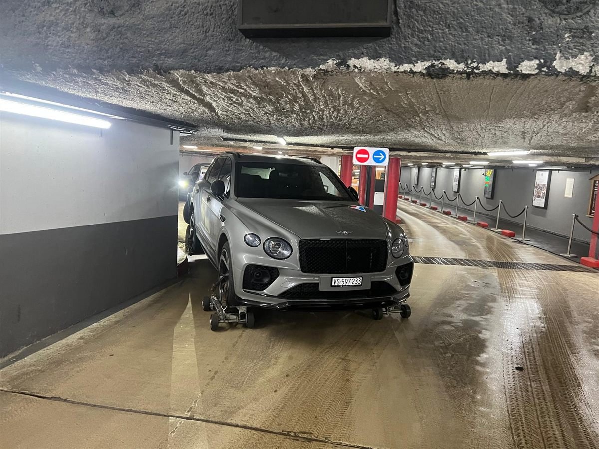 Voiture extraite sur chariots dans un parking souterrain lors d'un remorquage en sous-sol
