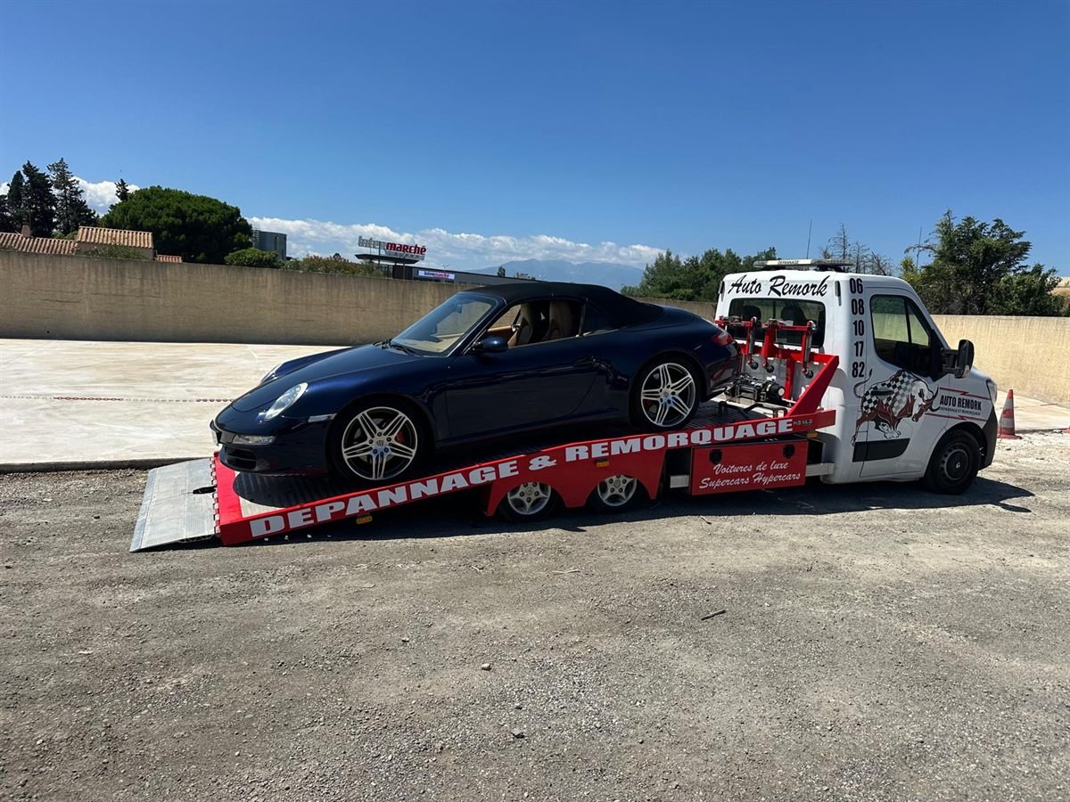 Voiture chargée sur un plateau de remorquage par un partenaire du réseau
