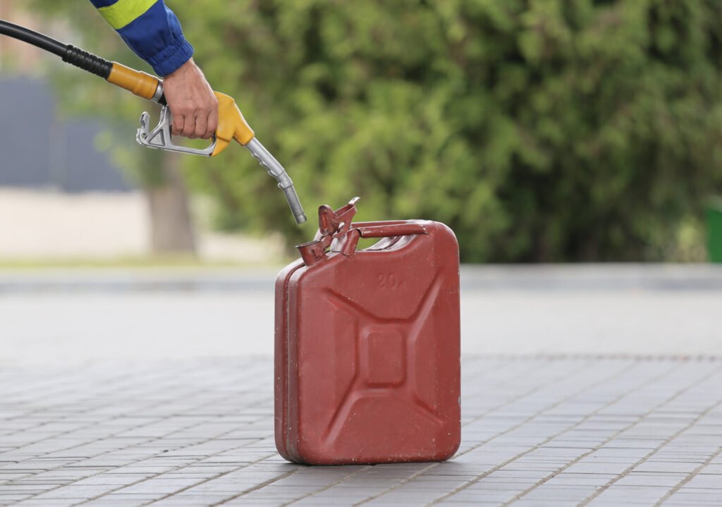 Remplissage d'un jerrycan d'essence à la station-service