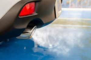 Voiture qui fume blanc, bleu ou noir : que faire