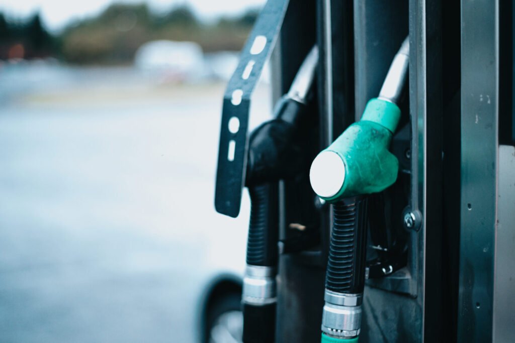 Pistolet distributeur d'essence à la pompe d'une station-service